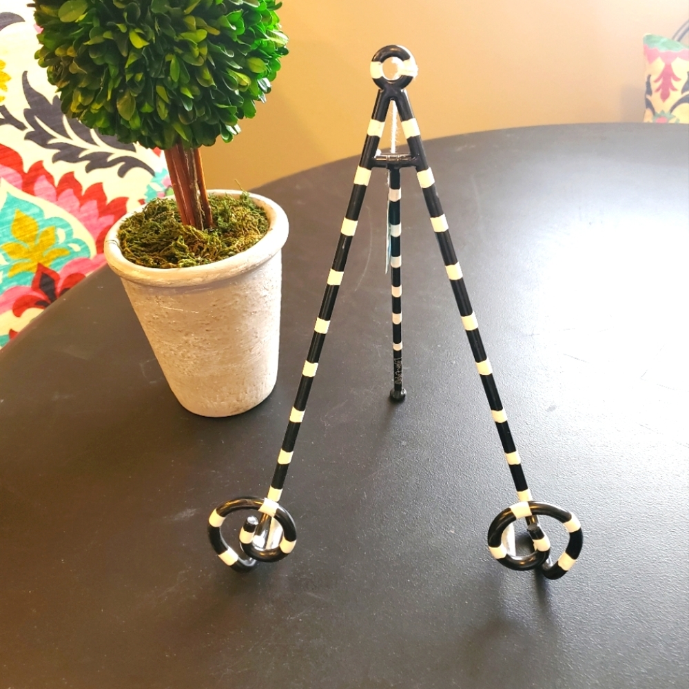 COPY - Coton Colors Black and White stand